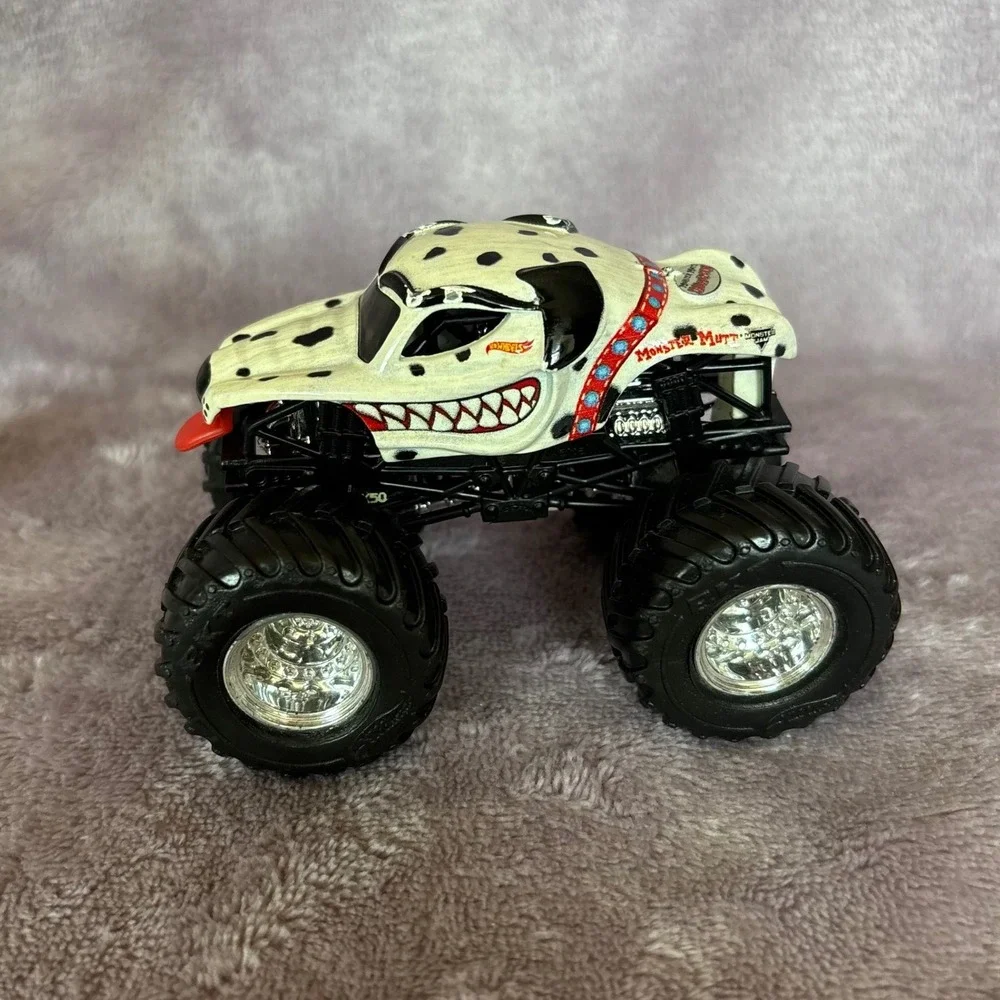 Hot Wheels Monster Jam Monster Mutt Dalmatian Diecast Truck 1:64 Scale